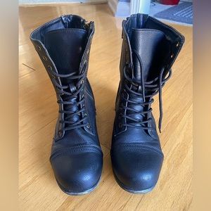 Bamboo Black Leather Combat Boots with Fur Lining and Zippers, size 8